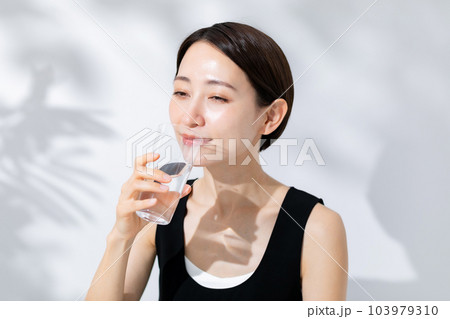 水を飲む女性 日差し ビューティー 水を飲む女性 日差し ビューティー 103979310