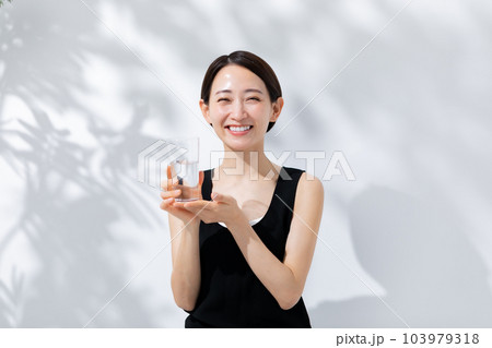 水を飲む女性　日差し　ビューティー 103979318