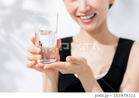 水を飲む女性 日差し ビューティー 水を飲む女性 日差し ビューティー 103979322