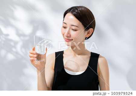 水を飲む女性　日差し　ビューティー 103979324