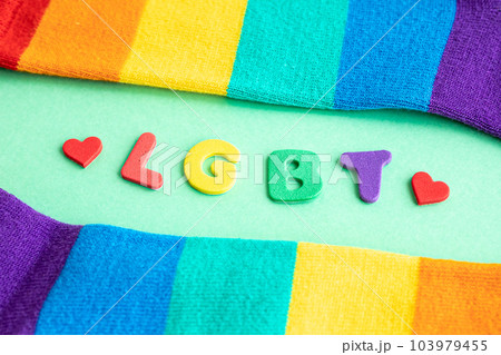 レインボーカラーにLGBTの文字　LGBTのイメージ素材 103979455
