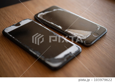 ボロボロのスマートフォン 103979622