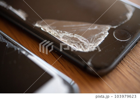 ボロボロのスマートフォン 103979623