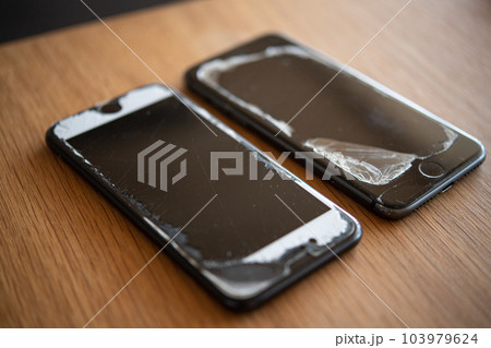 ボロボロのスマートフォン 103979624