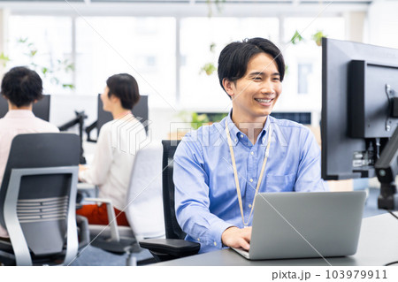 オフィスで働く若いエンジニアの男性 オフィスで働く若いエンジニアの男性 103979911