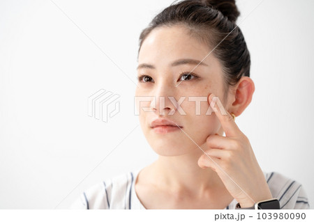 シミ 肝斑 吹き出物 女性 シミ 肝斑 吹き出物 女性 103980090