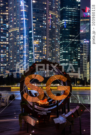 シンガポールの遊歩道から眺めるビル夜景 103980118