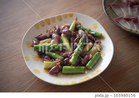 ホタル烏賊とアスパラのソテー 103980156