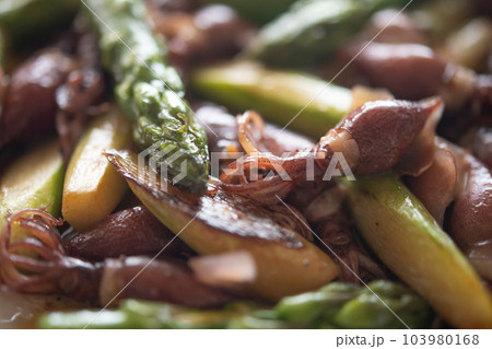 ホタルイカとアスパラのソテー 103980168