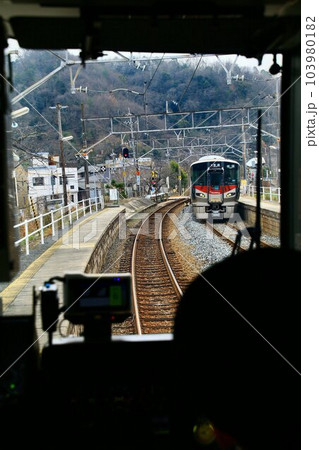 車窓は瀬戸内の輝く海… 三原駅と海田市駅を結ぶ呉線・227系 103980182