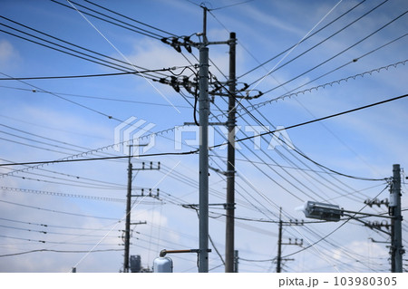 電線と電信柱 103980305