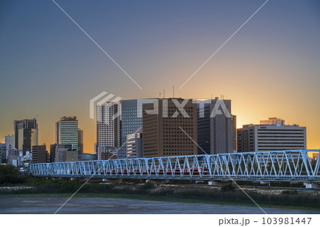 夕方の川崎の街並み【神奈川県・川崎市】 103981447