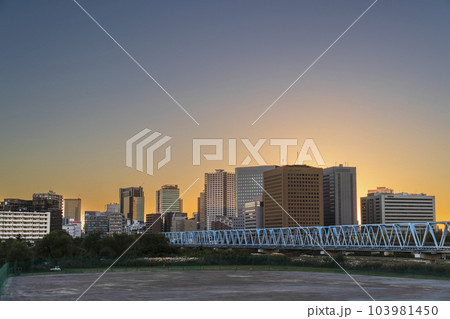 夕方の川崎の街並み【神奈川県・川崎市】 103981450