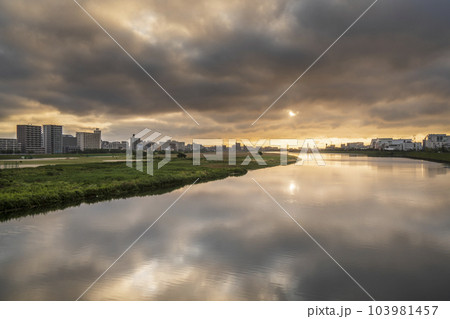 早朝の多摩川下流域の風景【神奈川県・川崎市－東京都・大田区】 103981457