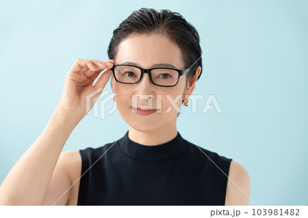 メガネをかけた女性 メガネをかけた女性 103981482