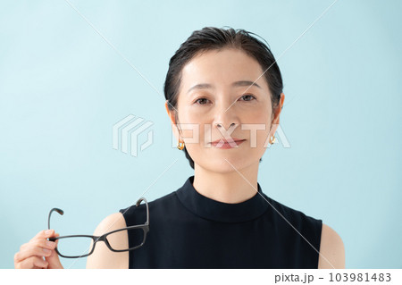 メガネをかけた女性 メガネをかけた女性 103981483