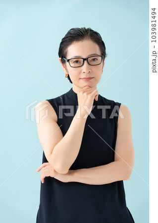 メガネをかけた女性　 103981494