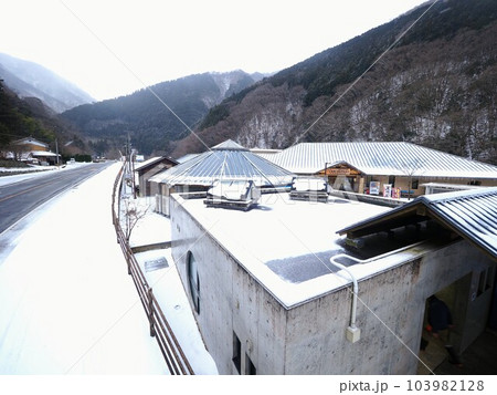 道の駅ことなみ・エピアみかどの積雪風景【香川県仲多度郡まんのう町】 道の駅ことなみ・エピアみかどの積雪風景【香川県仲多度郡まんのう町】 103982128