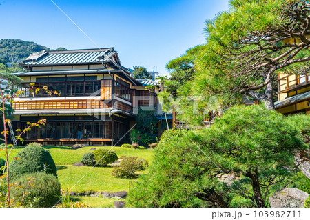 起雲閣　秋晴れの中庭と建物2　静岡県熱海市 103982711