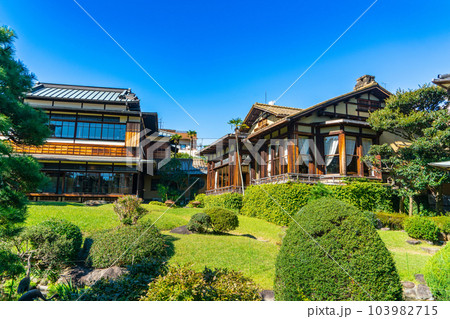 起雲閣　秋晴れの中庭と建物6　静岡県熱海市 103982715