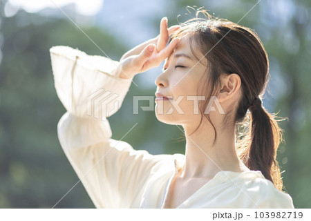 日差しを気にする若い女性 日差しを気にする若い女性 103982719