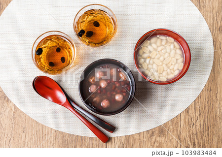 台湾デザート 蓮の実しるこ  Red Beans and Lotus Seeds Sweets 103983484
