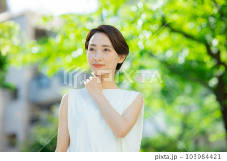 新緑 ノースリーブの女性 新緑 ノースリーブの女性 103984421