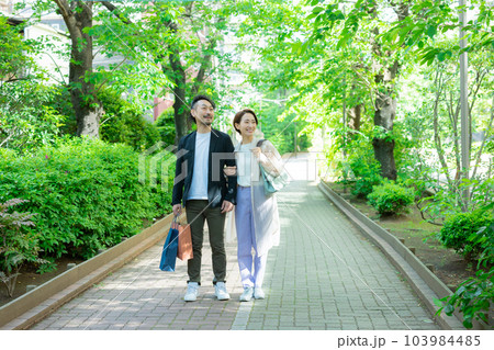 買い物　ミドルカップル　デート 103984485