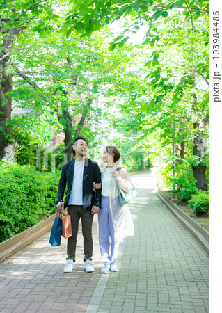 買い物　ミドルカップル　デート 103984486