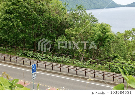 ポロピナイ駐車場があることを示す標識 千歳市ポロピナイの支笏湖が見渡せる展望台付近 ポロピナイ駐車場があることを示す標識 千歳市ポロピナイの支笏湖が見渡せる展望台付近 103984651