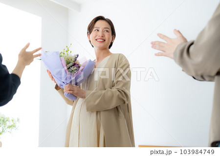 妊婦 ビジネスウーマン 妊婦 ビジネスウーマン 103984749