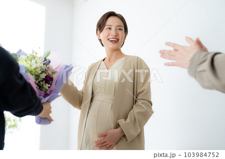 妊婦　ビジネスウーマン 103984752