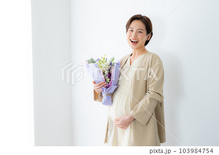 妊婦 ビジネスウーマン 妊婦 ビジネスウーマン 103984754