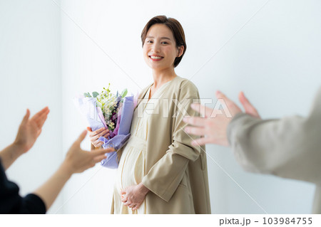 妊婦　ビジネスウーマン 103984755