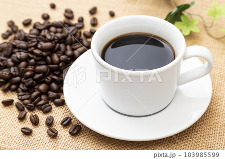 麻布の上に置かれたホットコーヒー 103985599