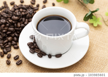 麻布の上に置かれたホットコーヒー 103985601