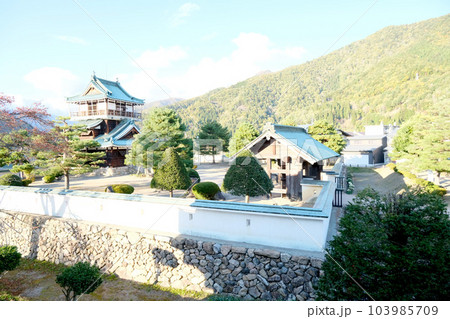 岐阜県飛騨市_鉱山資料館からの神岡城1 岐阜県飛騨市_鉱山資料館からの神岡城1 103985709