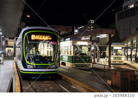 夜の広島駅電停に止まる路面電車 夜の広島駅電停に止まる路面電車 103986110