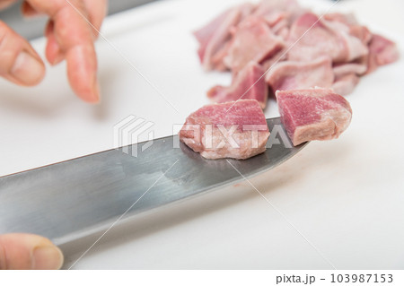 【焼き鳥豚タンの下処理をする主婦　包丁有】 103987153