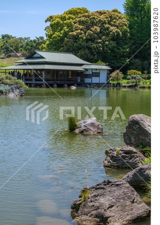 池越しに望む涼亭　清澄庭園　東京都江東区 103987620
