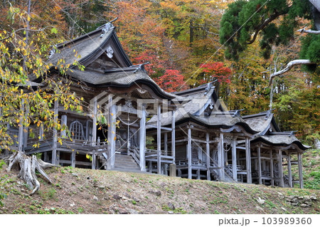 神聖な建築の魅力と美しさ(赤神神社 重要文化財 秋田県 男鹿市) 神聖な建築の魅力と美しさ(赤神神社 重要文化財 秋田県 男鹿市) 103989360