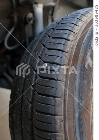 釘が刺さった自動車のタイヤ 釘が刺さった自動車のタイヤ 103989485