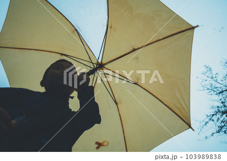 raining 103989838