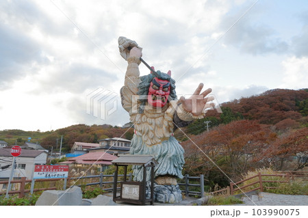 迫力満点！街中にそびえ立つ なまはげ巨大人形（なまはげ　秋田県 男鹿市） 103990075