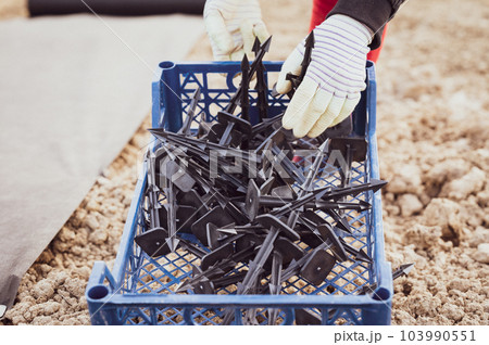 Plastic box with plastic pegs for agrofibre. 103990551