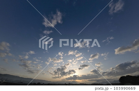 多様な雲が現れた朝空・春・超広角・空主体・230521am 103990669