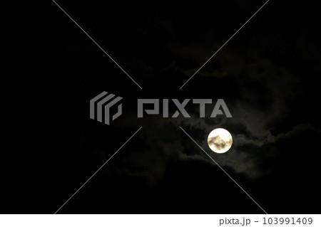北杜市白州町、雲間に輝く月齢14.5小望月 北杜市白州町、雲間に輝く月齢14.5小望月 103991409