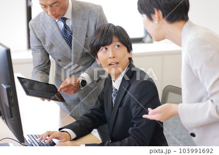 忙しさに顔がひきつるビジネスマン_1 忙しさに顔がひきつるビジネスマン_1 103991692
