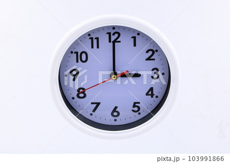 掛け時計・時計のイメージ(3時、15時、午後3時、午前3時) 掛け時計・時計のイメージ(3時、15時、午後3時、午前3時) 103991866