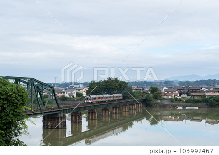 【太多線】木曽川を渡る各駅停車の列車 103992467